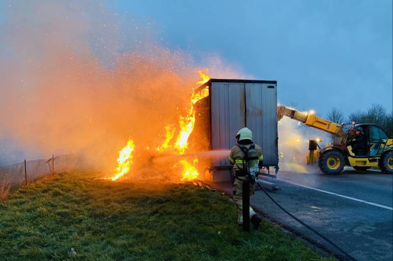 Vrachtwagen met stro vliegt in brand
