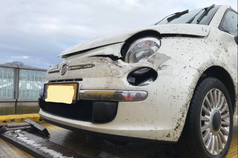 Auto in de vangrail na negeren rood kruis