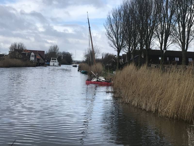 Olieschermen geplaatst om zinkende boot