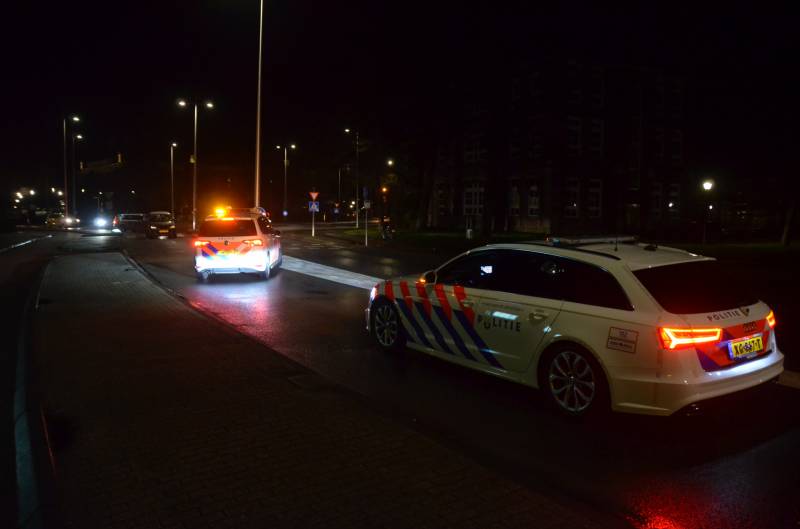 Auto schept voetganger