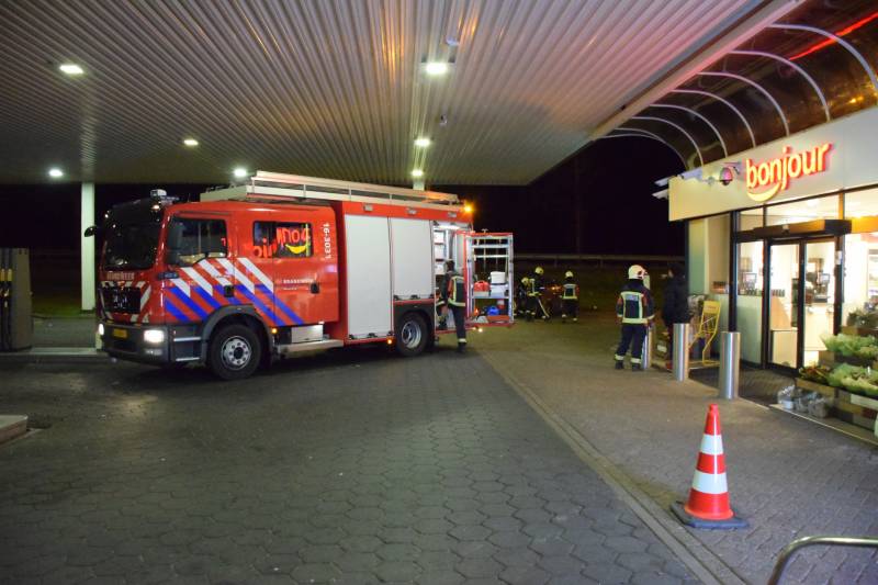 Tankstation op snelweg afgesloten na sissend geluid in auto