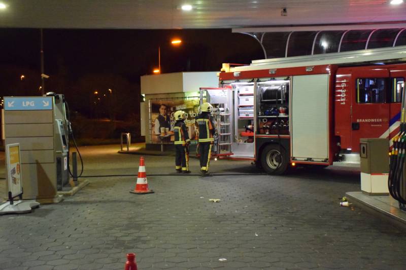Tankstation op snelweg afgesloten na sissend geluid in auto