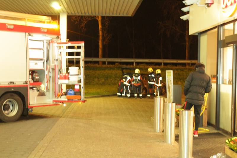 Tankstation op snelweg afgesloten na sissend geluid in auto