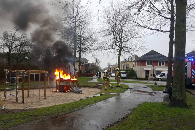 Jongeren steken speeltoestel in brand