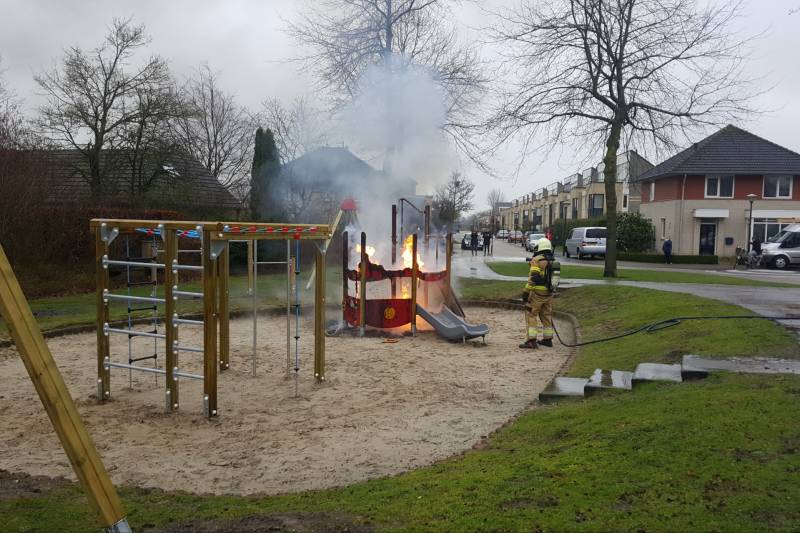 Jongeren steken speeltoestel in brand