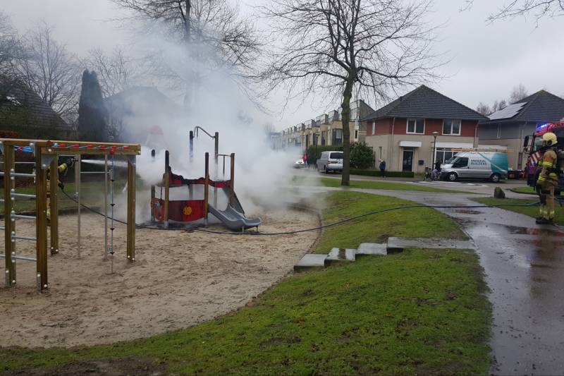 Jongeren steken speeltoestel in brand