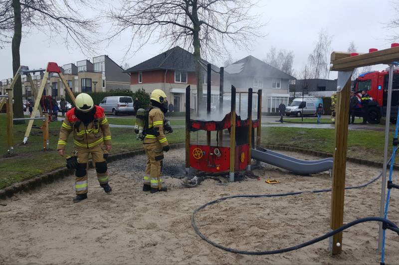 Jongeren steken speeltoestel in brand