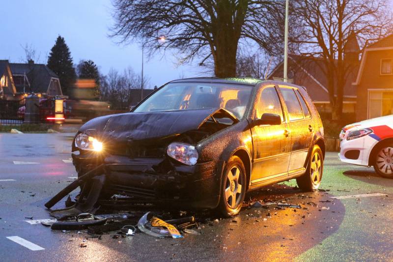 Veel schade bij aanrijding met twee auto's