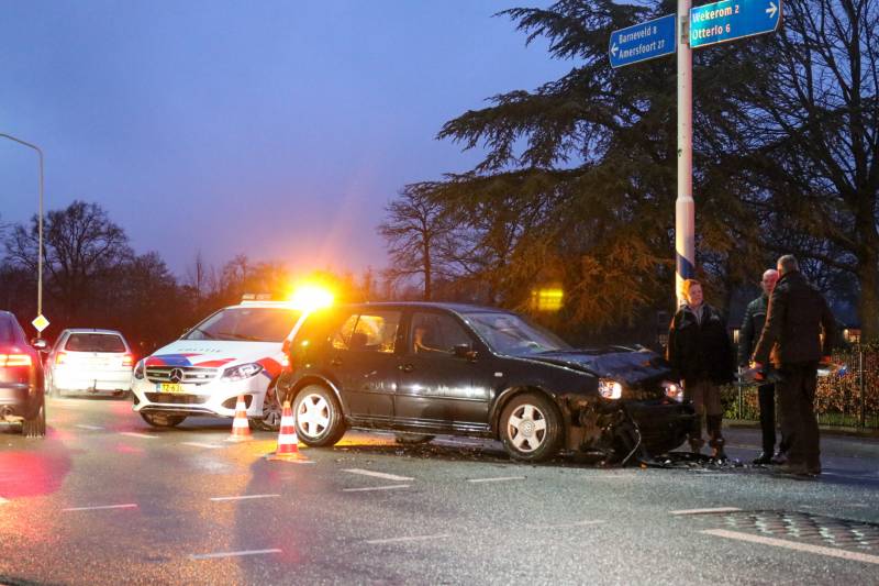Veel schade bij aanrijding met twee auto's