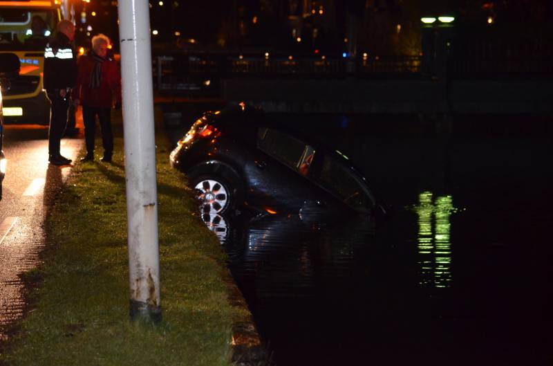 Personenauto belandt in het water