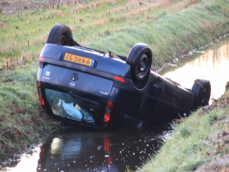 Auto belandt op de kop in sloot door spekgladde weg