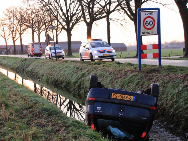 Auto belandt op de kop in sloot door spekgladde weg