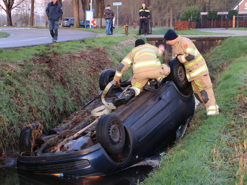 Auto belandt op de kop in sloot door spekgladde weg
