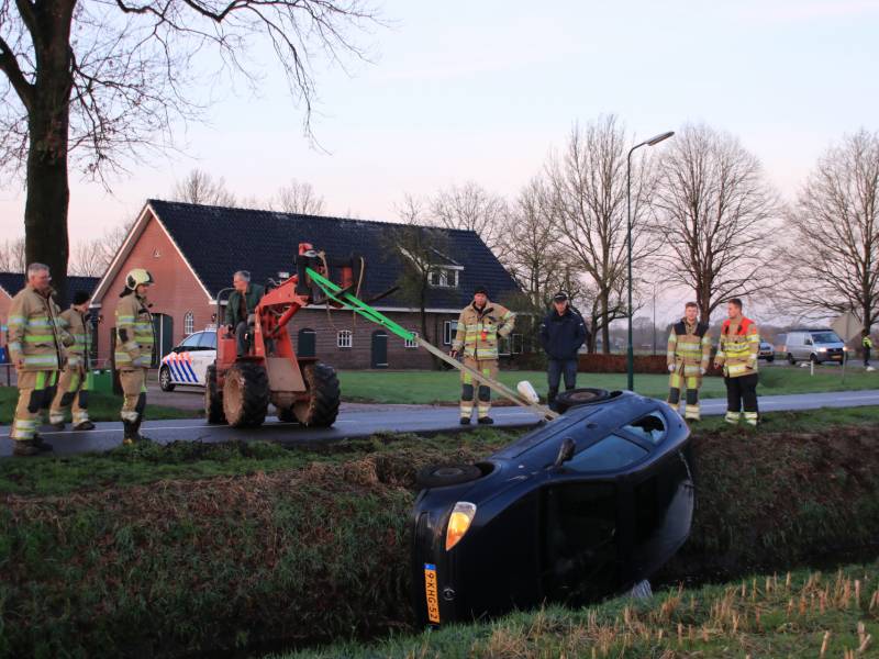 Auto belandt op de kop in sloot door spekgladde weg
