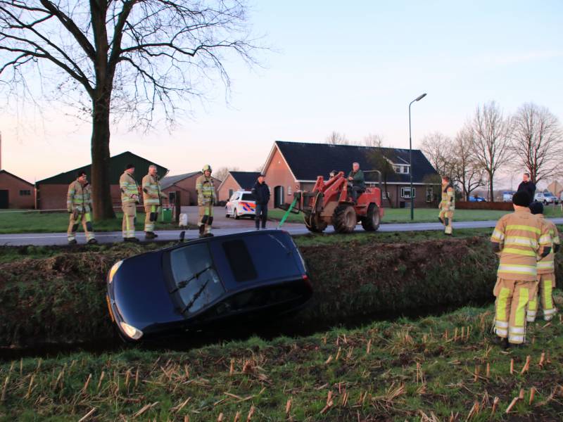 Auto belandt op de kop in sloot door spekgladde weg