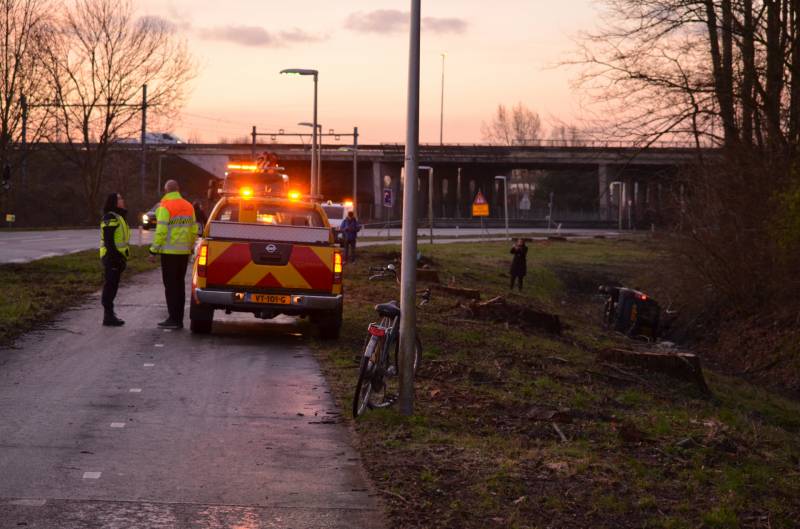Bestelbus raakt van de weg belandt in sloot