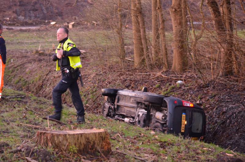 Bestelbus raakt van de weg belandt in sloot