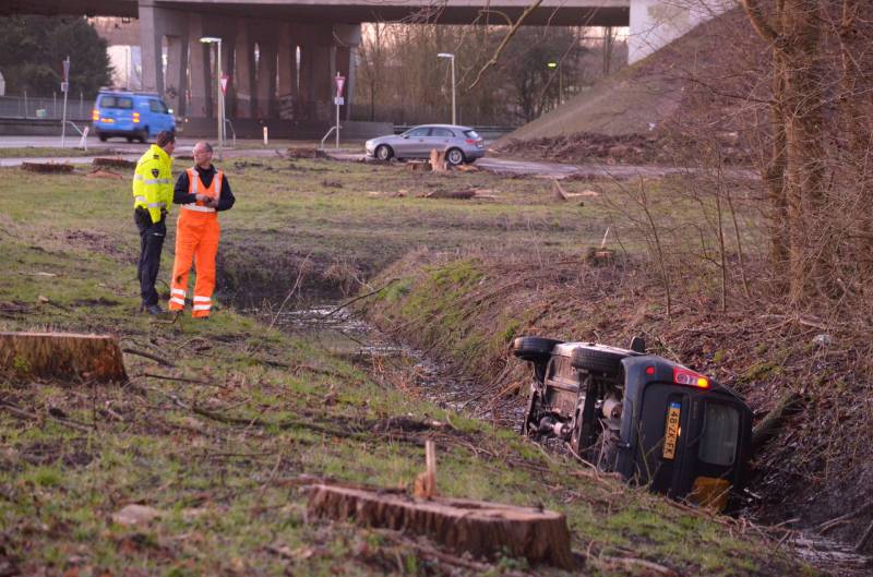 Bestelbus raakt van de weg belandt in sloot