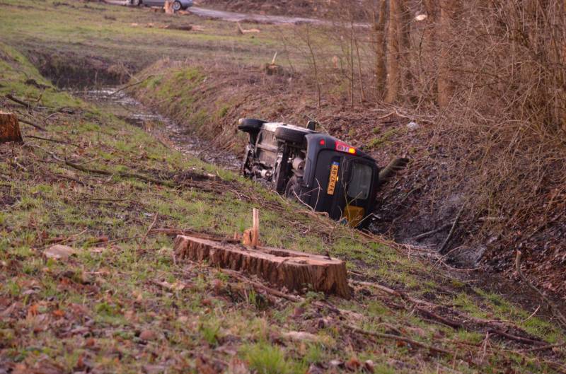 Bestelbus raakt van de weg belandt in sloot