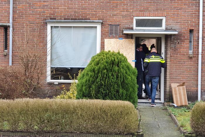 Recherche doet onderzoek naar drugslab in woning