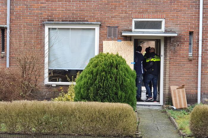 Recherche doet onderzoek naar drugslab in woning