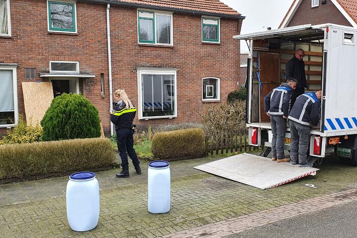 Recherche doet onderzoek naar drugslab in woning