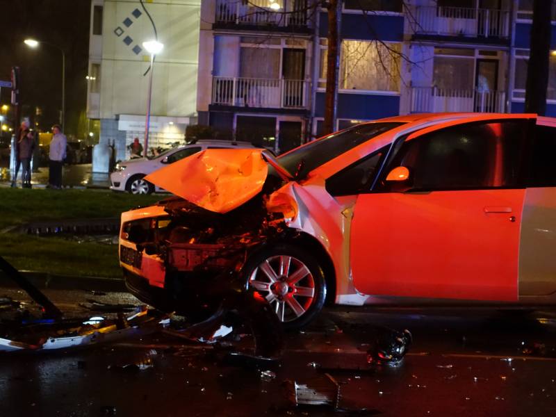 Forse schade na aanrijding met drie personenauto's