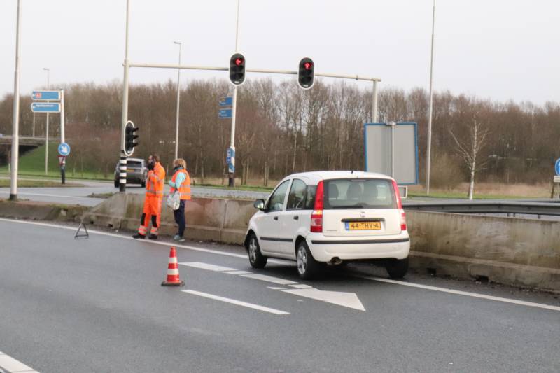Auto vliegt uit de beruchte bocht