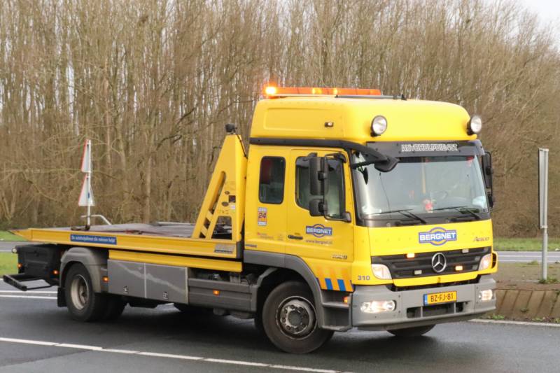Auto vliegt uit de beruchte bocht