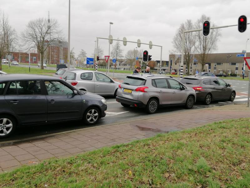 Schade bij kop-staart botsing voor stoplicht