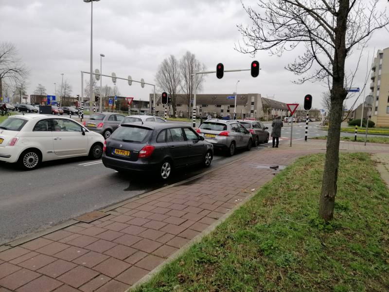Schade bij kop-staart botsing voor stoplicht