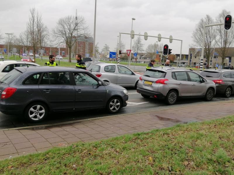 Schade bij kop-staart botsing voor stoplicht