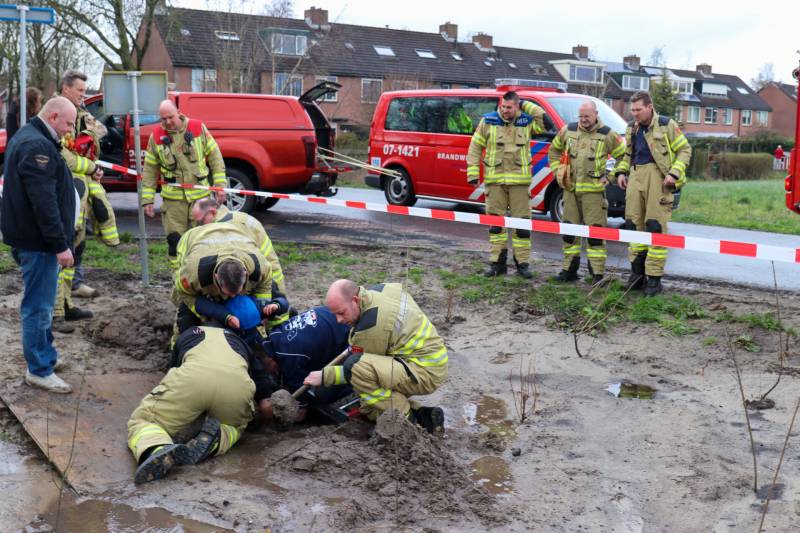 Jongen komt vast te zitten in drijfzand