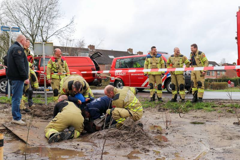 Jongen komt vast te zitten in drijfzand