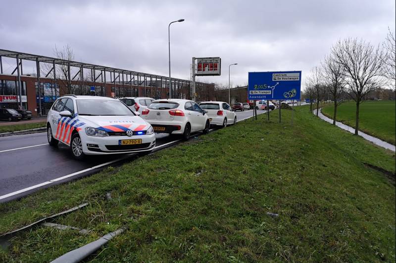 Lamborghini trouwstoet belandt in sloot, bestuurder vlucht