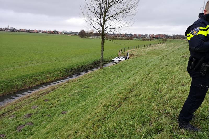 Lamborghini trouwstoet belandt in sloot, bestuurder vlucht