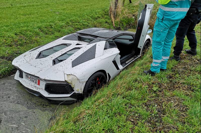 Lamborghini trouwstoet belandt in sloot, bestuurder vlucht