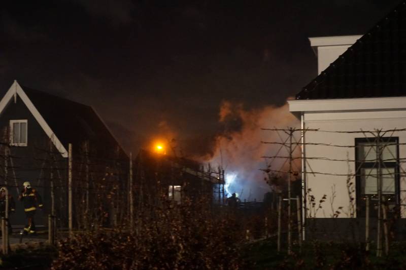 #Waddinxveen Uitslaande brand in schuur naast woning Henegouwernesse Waddinxveen.