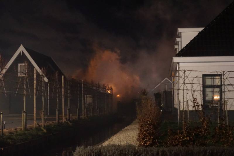 Uitslaande brand in schuur naast woning