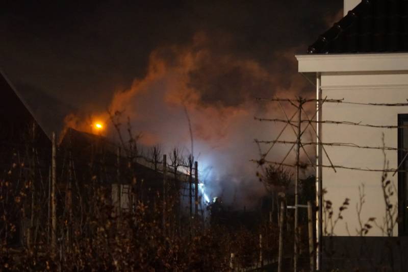 Uitslaande brand in schuur naast woning