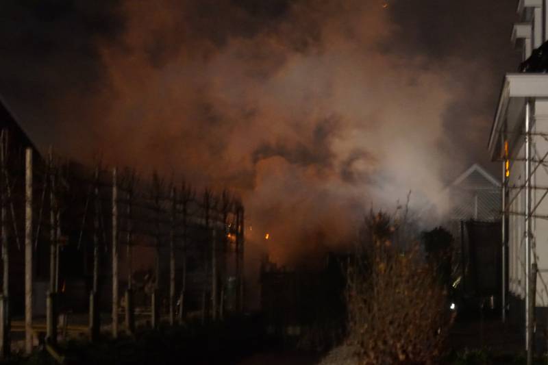 Uitslaande brand in schuur naast woning