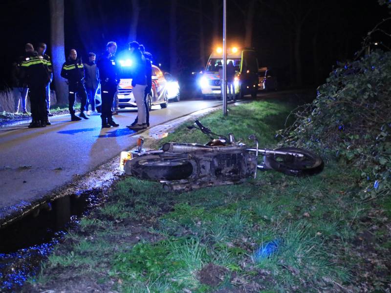 Motorrijder zwaargewond na botsing op bomen