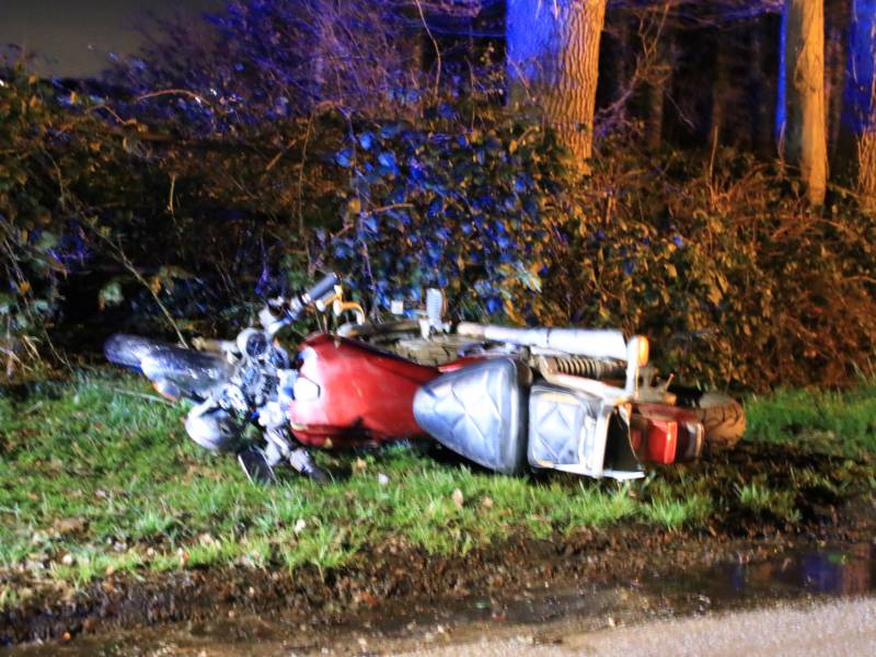 Motorrijder zwaargewond na botsing op bomen