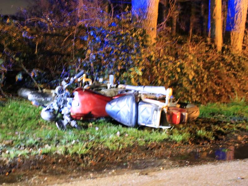 Motorrijder zwaargewond na botsing op bomen