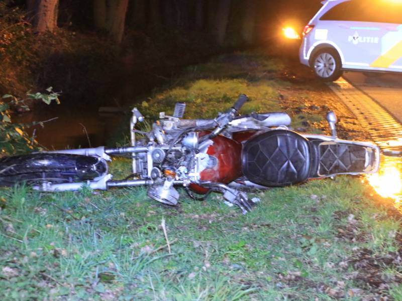 Motorrijder zwaargewond na botsing op bomen