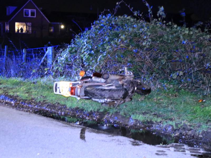 Motorrijder zwaargewond na botsing op bomen