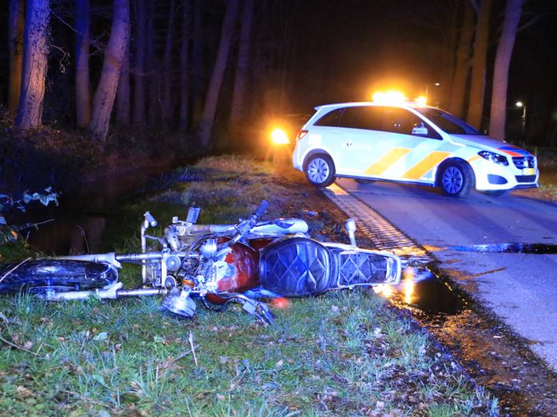 Motorrijder zwaargewond na botsing op bomen