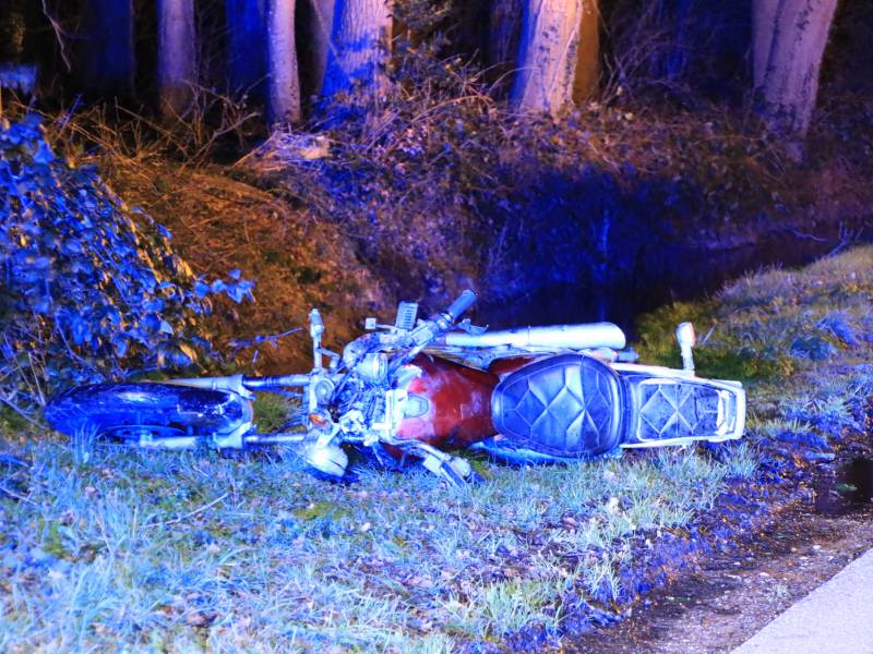 Motorrijder zwaargewond na botsing op bomen