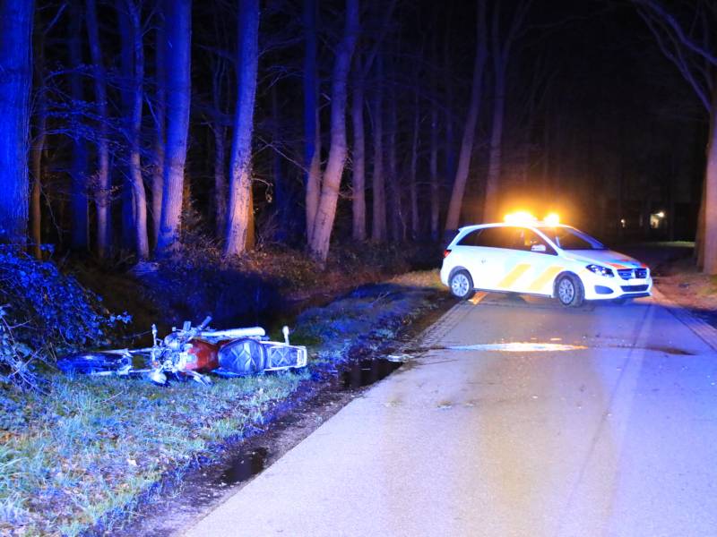 Motorrijder zwaargewond na botsing op bomen