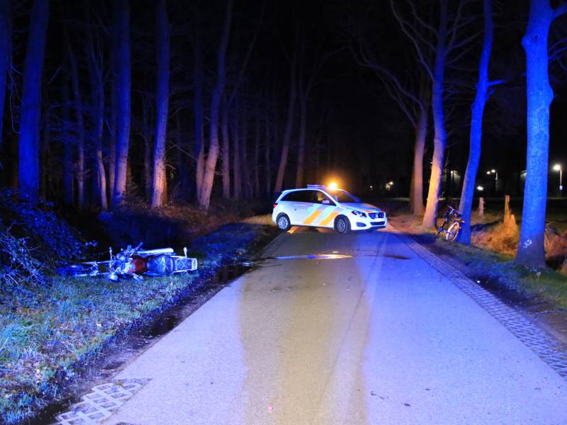 Motorrijder zwaargewond na botsing op bomen